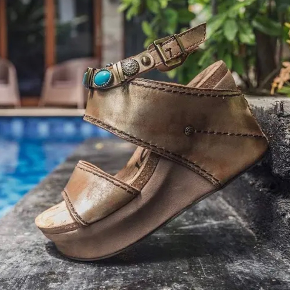 OTBT metallic gold layover jewel sandal size 10, good condition.